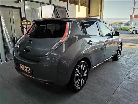2017 Nissan Leaf thumbnail