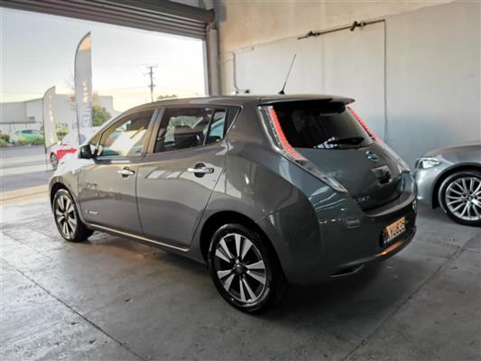2017 Nissan Leaf thumbnail