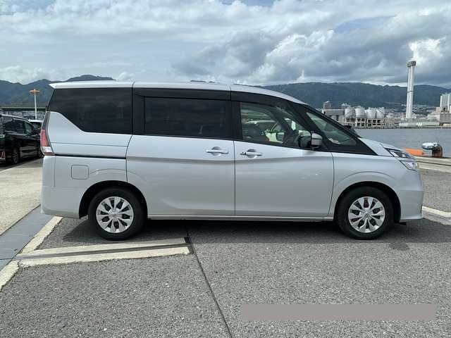 2017 Nissan Serena thumbnail