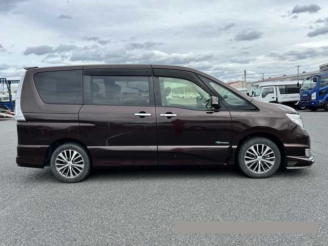 2015 Nissan Serena thumbnail
