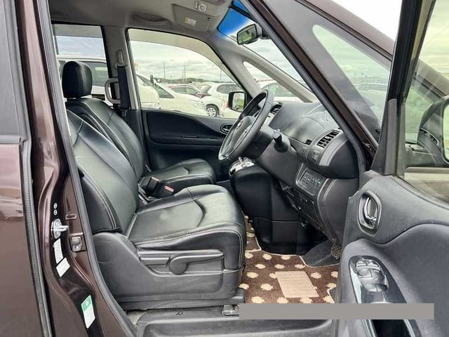 2015 Nissan Serena thumbnail