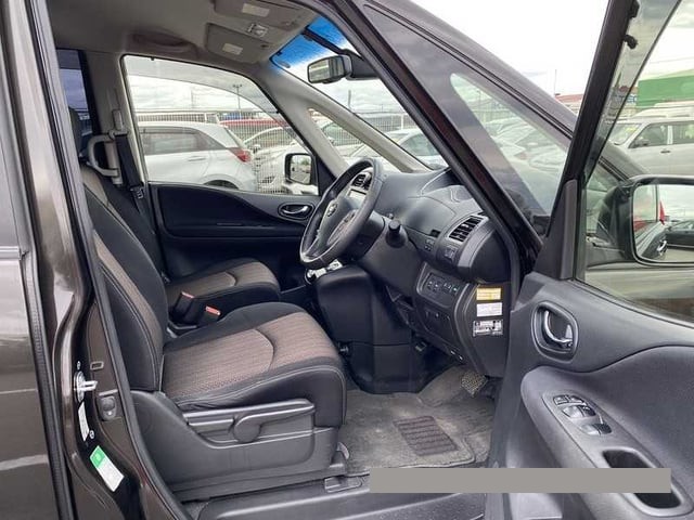 2015 Nissan Serena thumbnail
