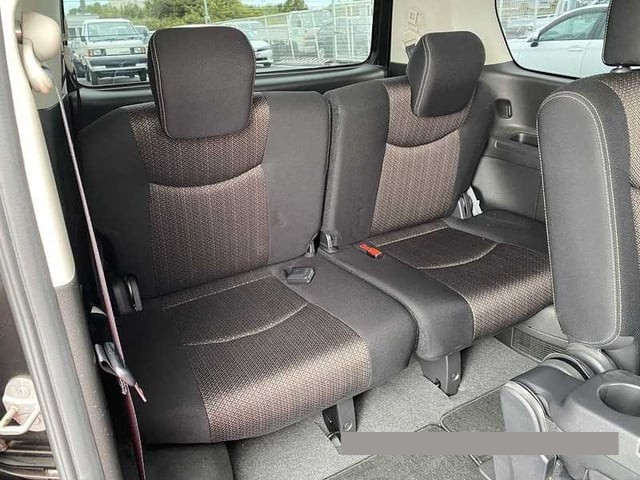 2015 Nissan Serena thumbnail