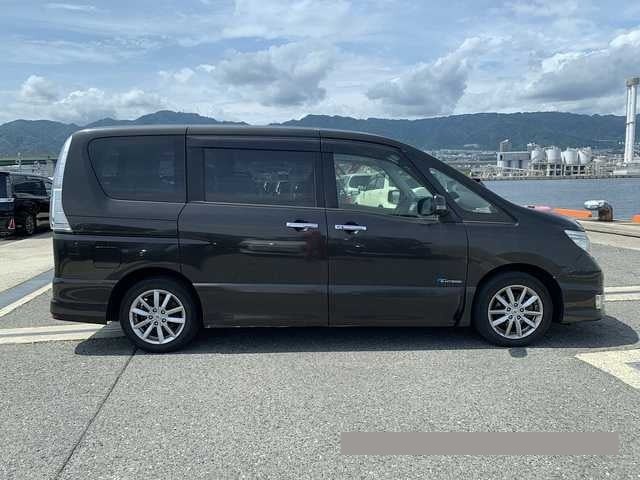2015 Nissan Serena thumbnail