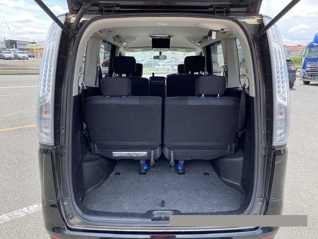 2014 Nissan Serena thumbnail