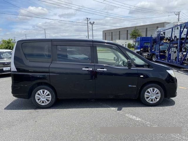 2014 Nissan Serena thumbnail
