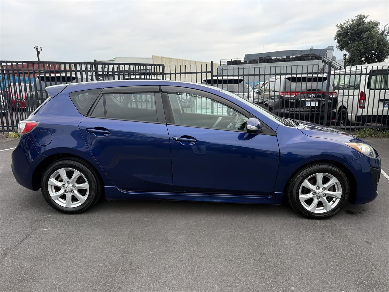 2009 Mazda Axela thumbnail