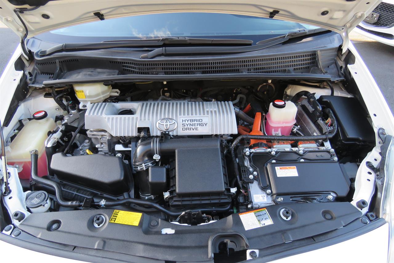 2015 Toyota Prius thumbnail