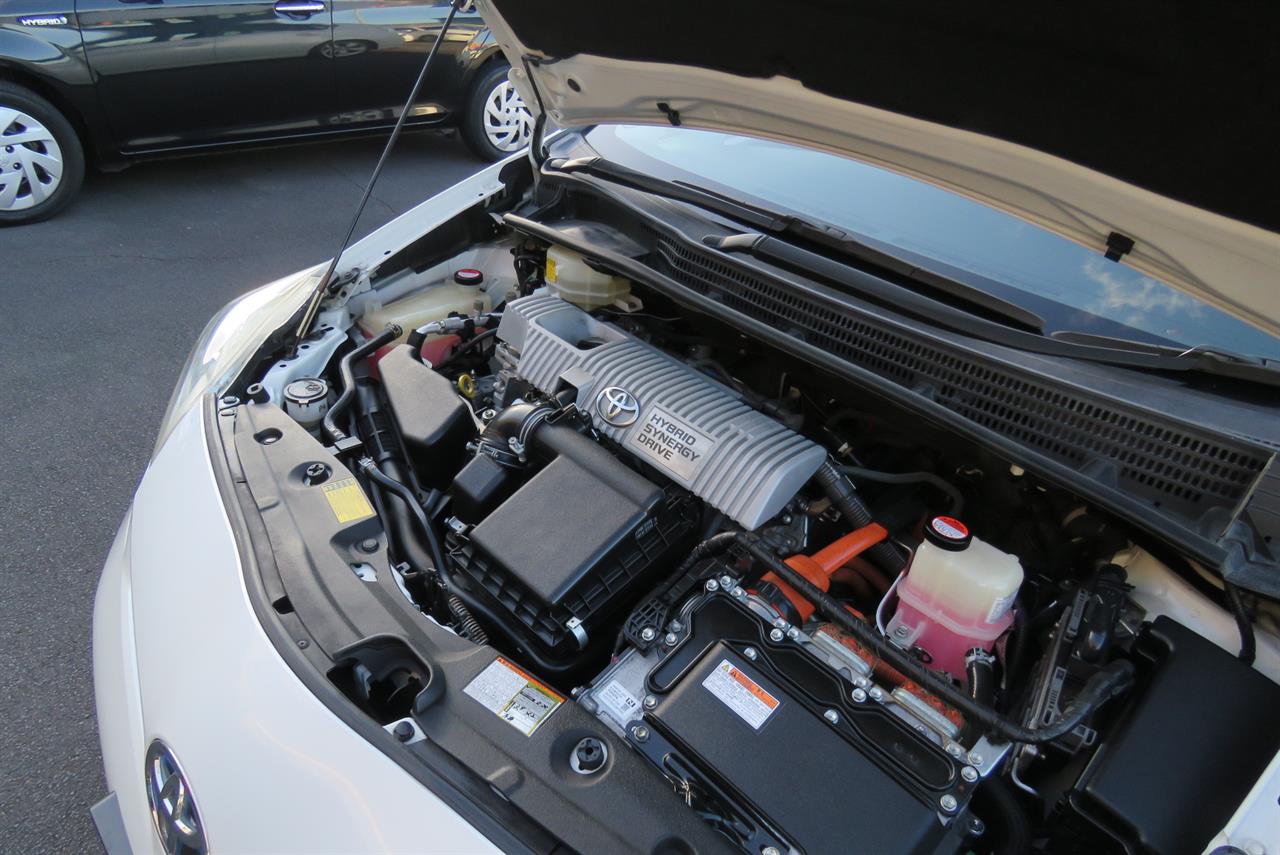 2015 Toyota Prius thumbnail