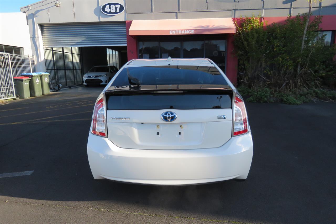 2015 Toyota Prius thumbnail