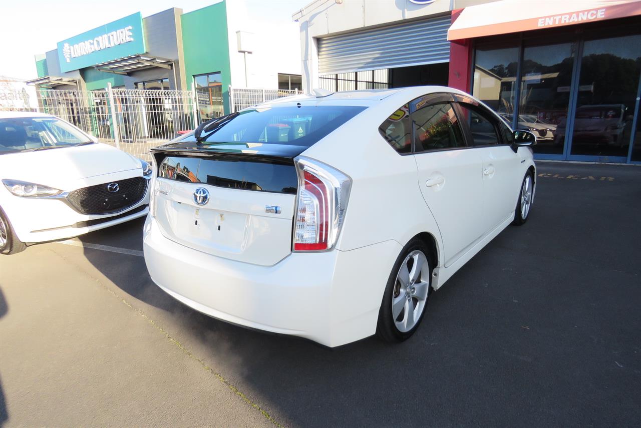 2015 Toyota Prius thumbnail