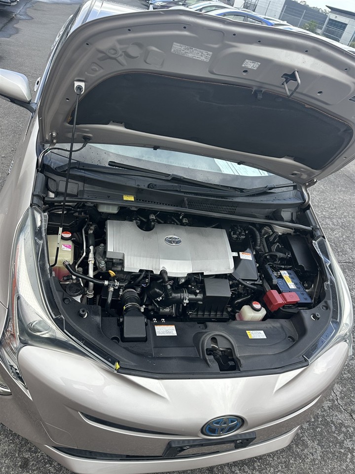 2016 Toyota Prius thumbnail