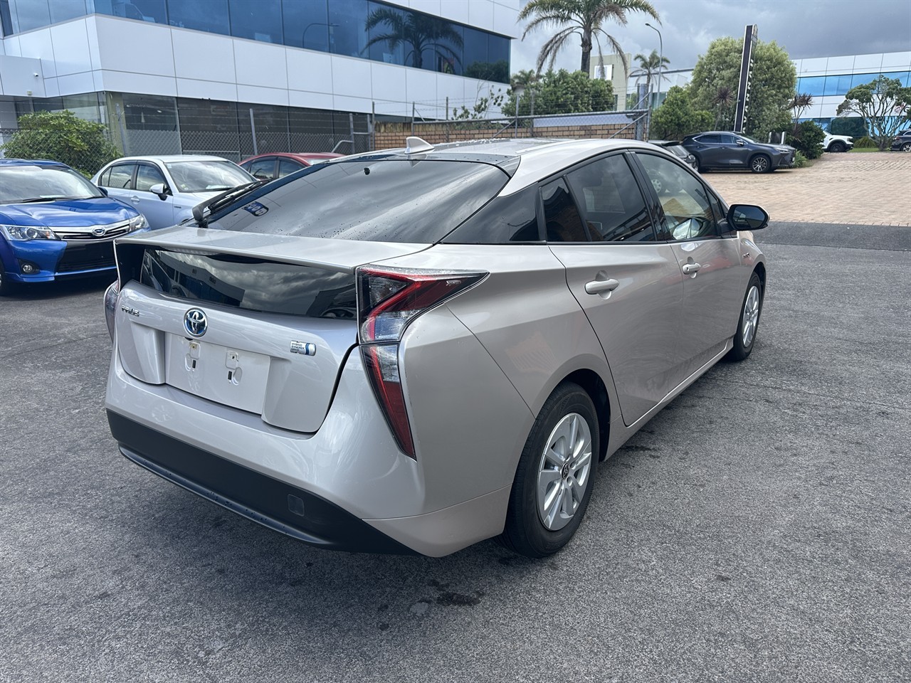 2016 Toyota Prius thumbnail