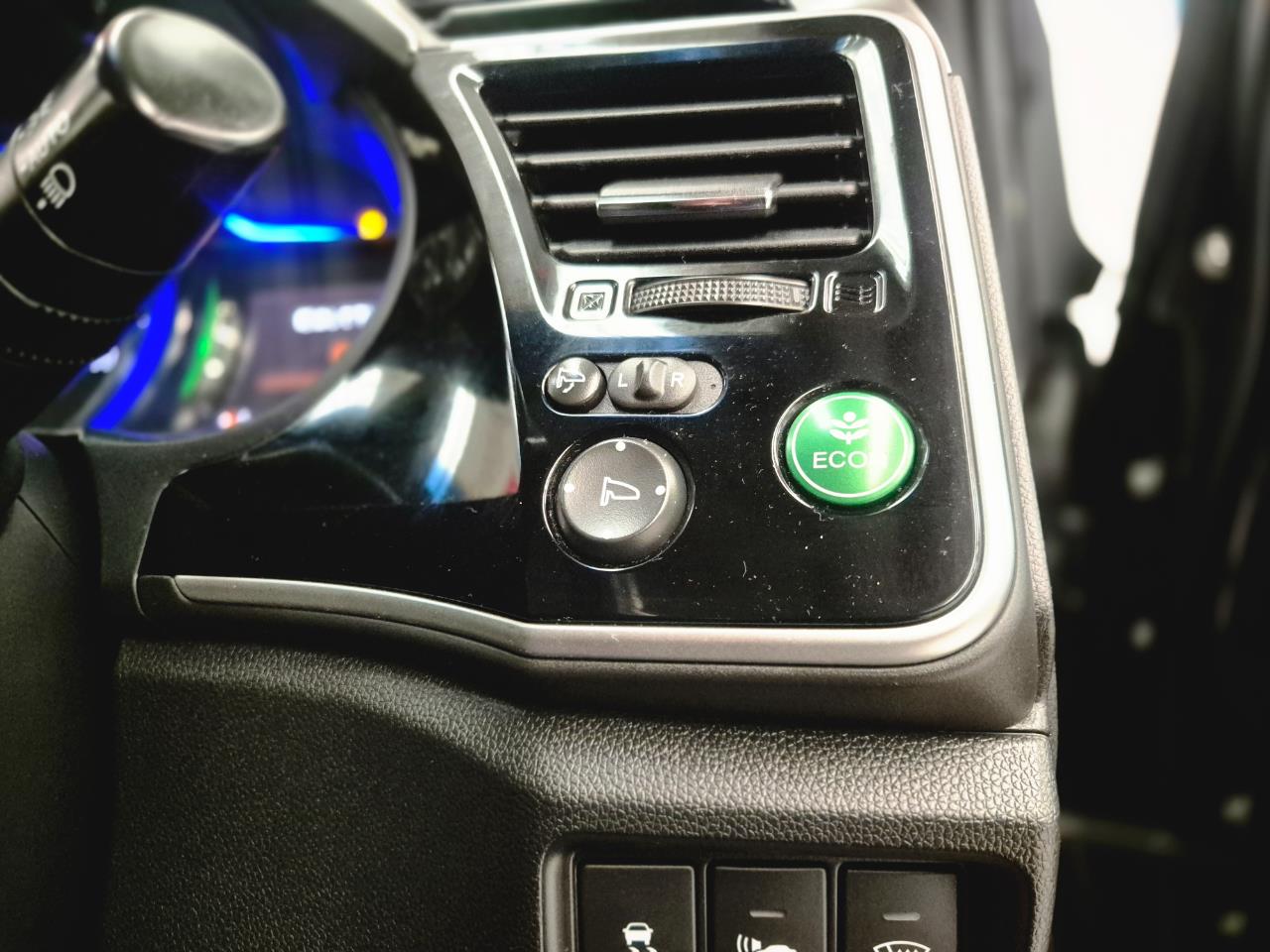 2016 Honda Grace thumbnail