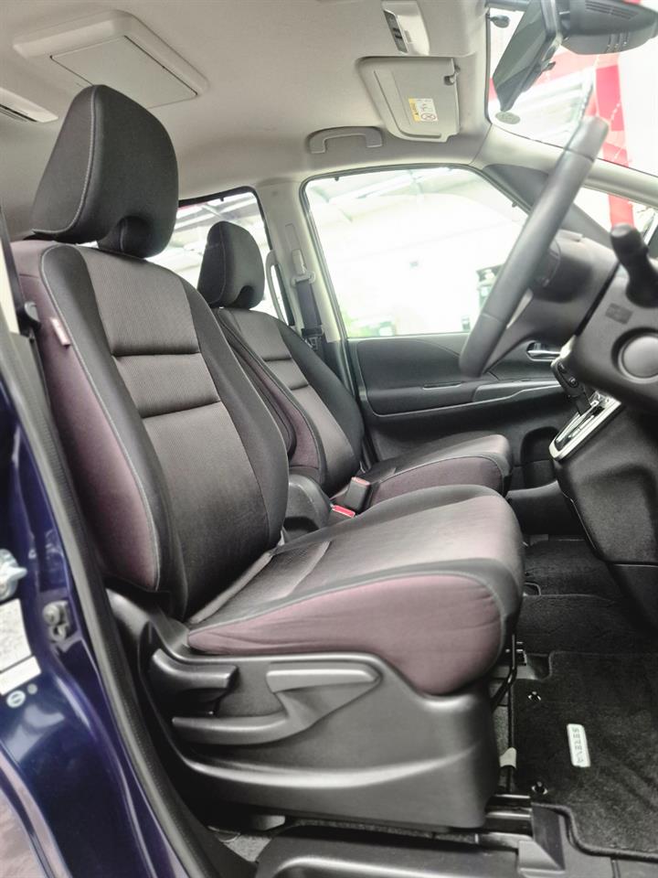 2017 Nissan Serena thumbnail