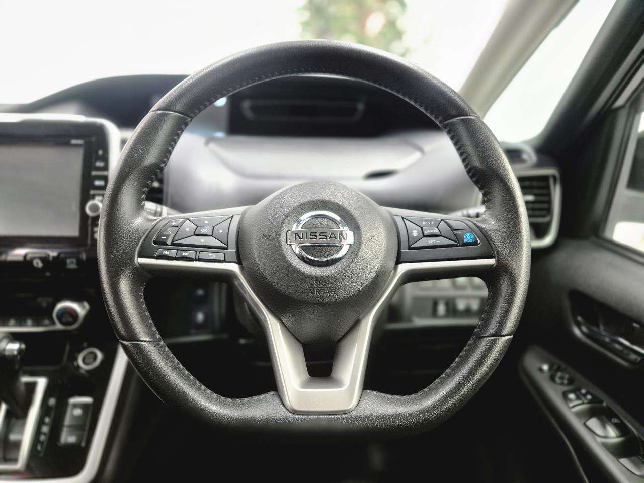 2017 Nissan Serena thumbnail