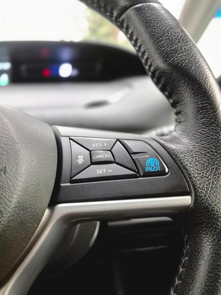 2017 Nissan Serena thumbnail
