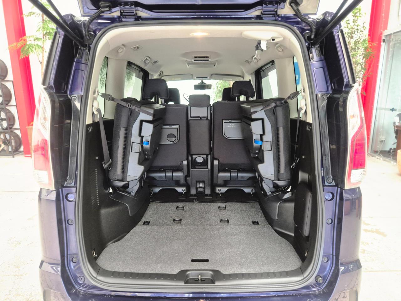 2017 Nissan Serena thumbnail