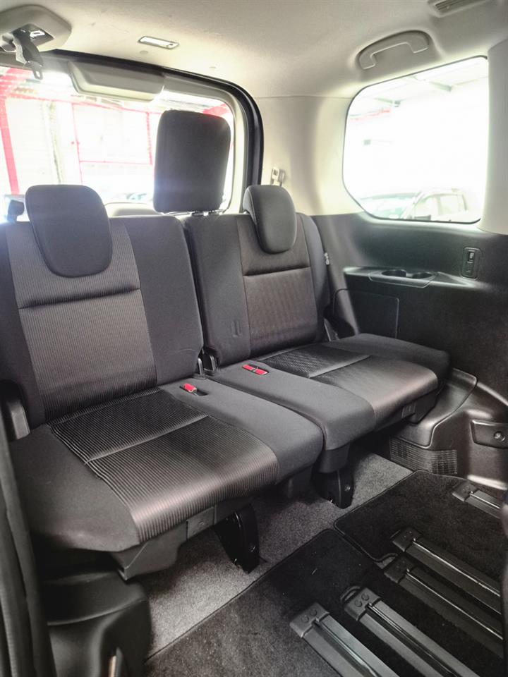 2017 Nissan Serena thumbnail