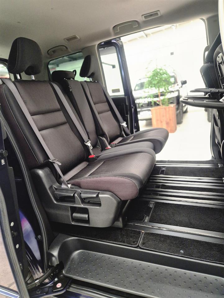 2017 Nissan Serena thumbnail
