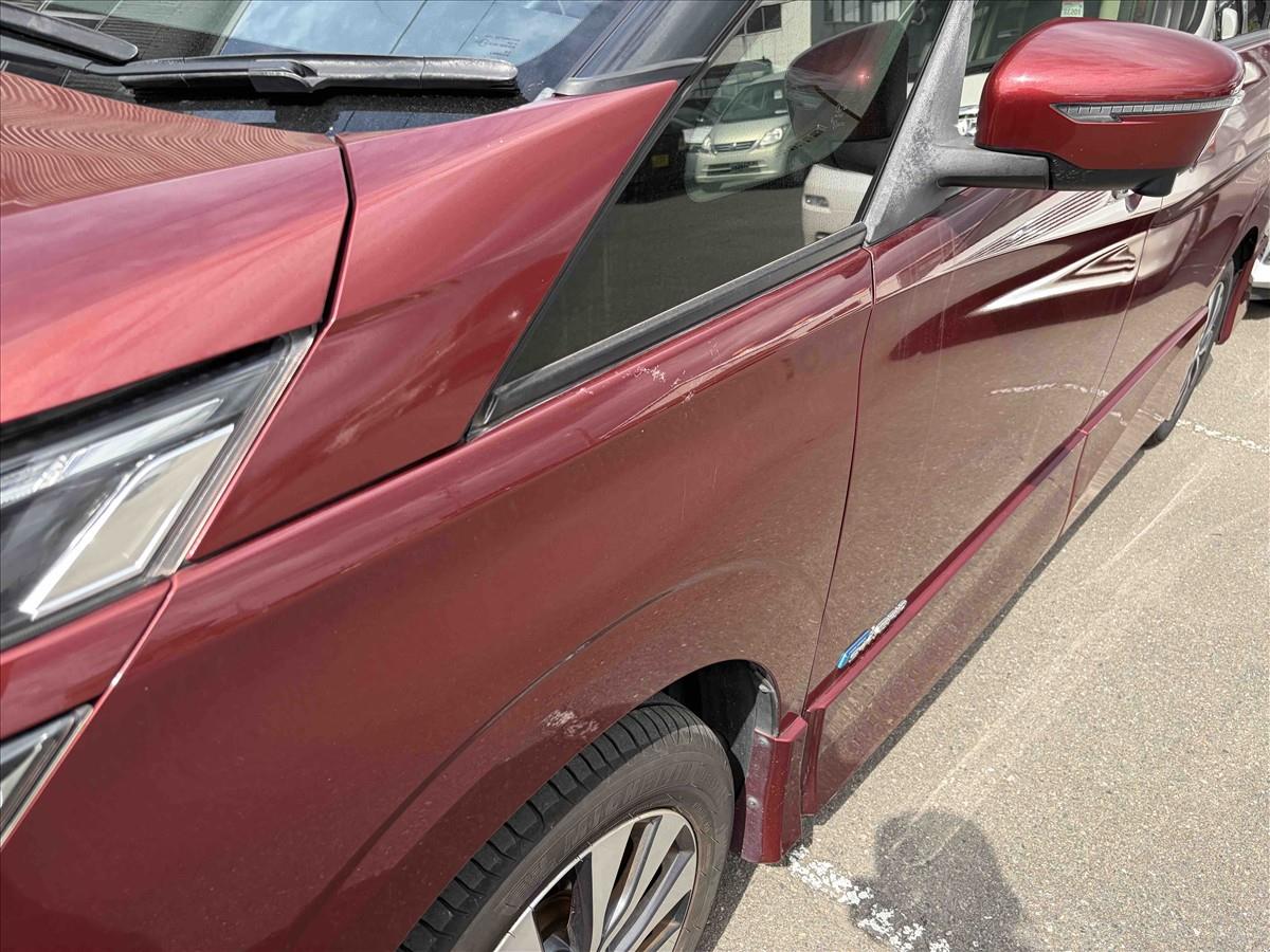 2017 Nissan Serena thumbnail