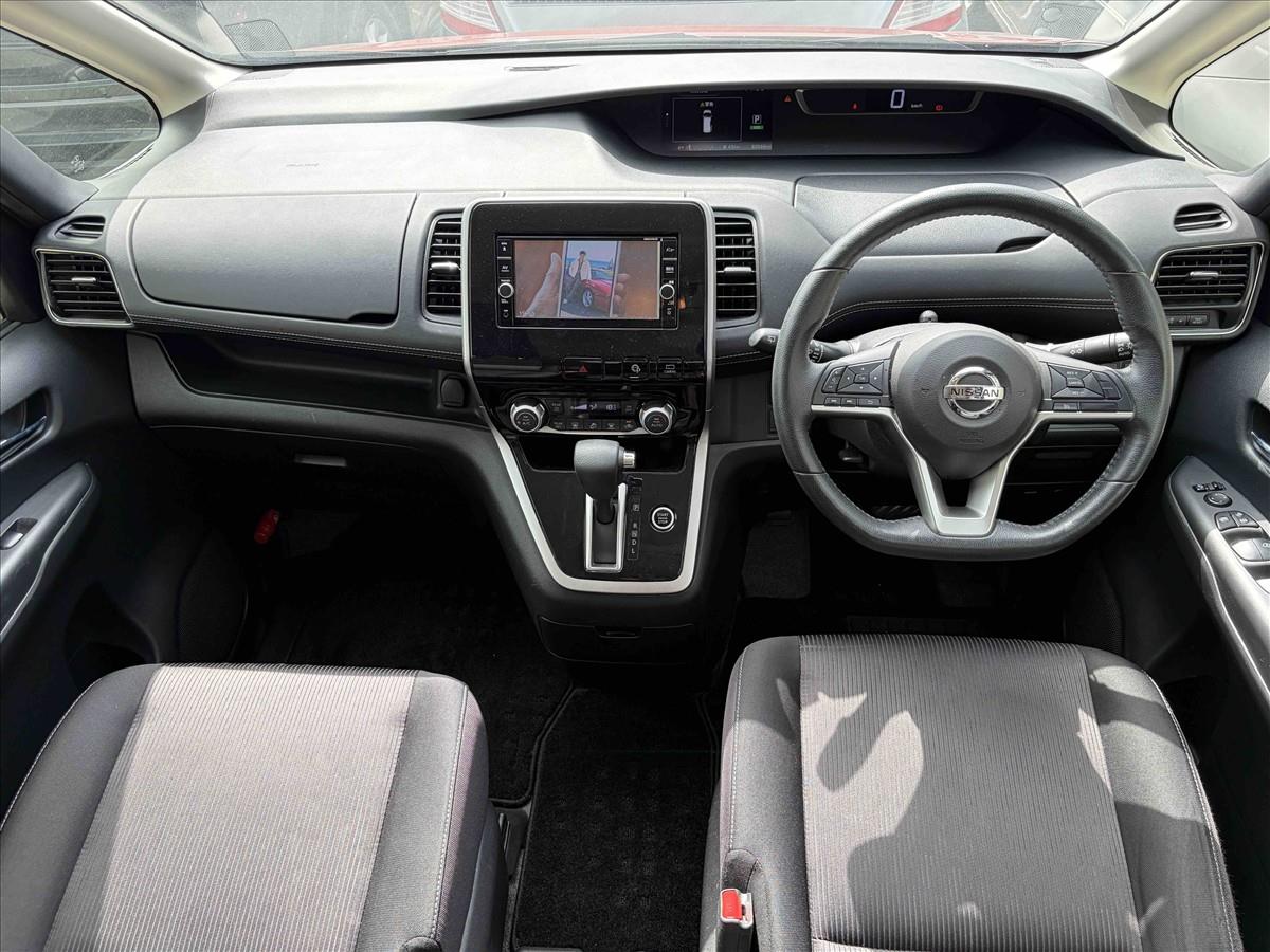 2017 Nissan Serena thumbnail