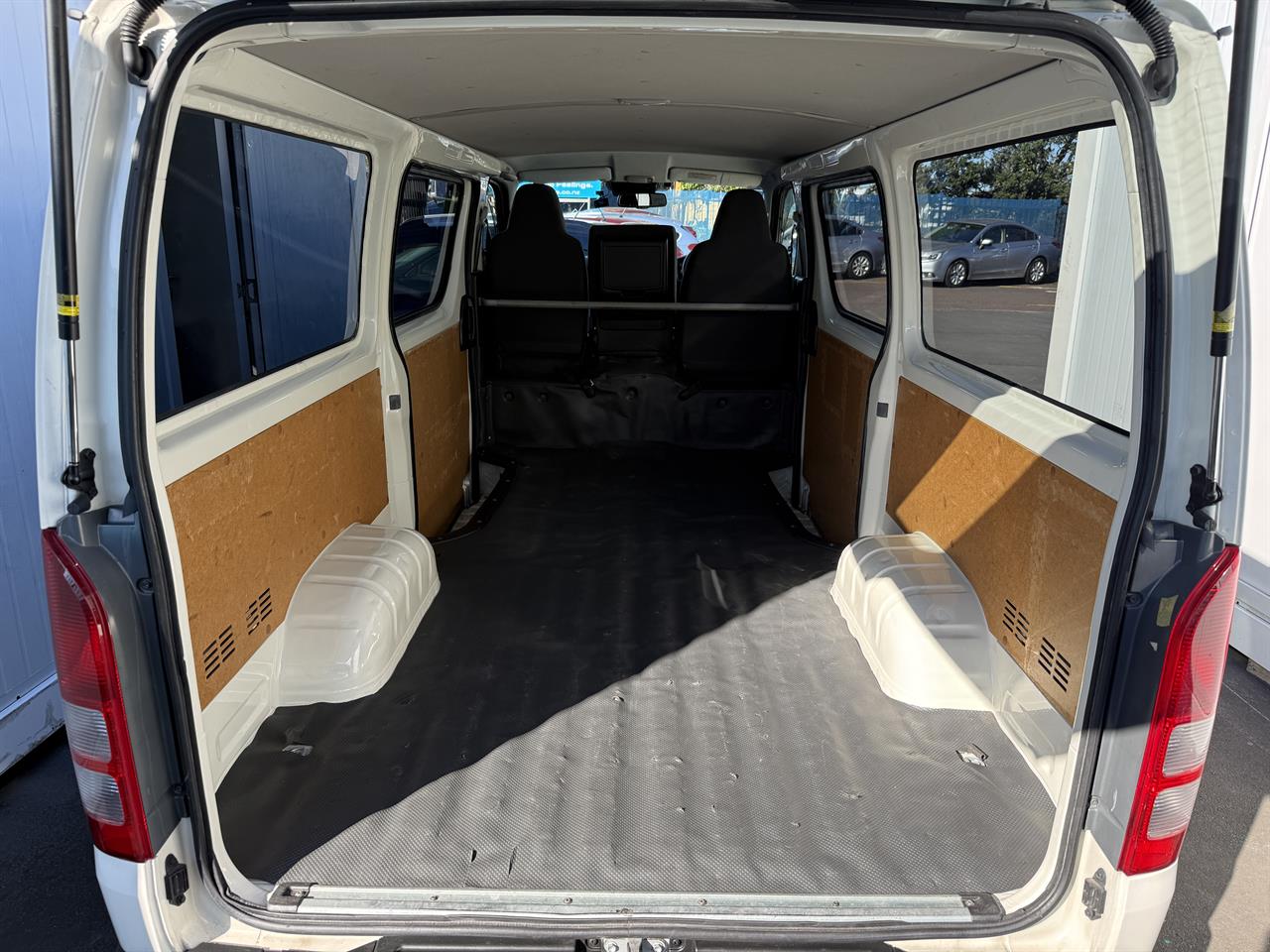2020 Toyota Hiace thumbnail