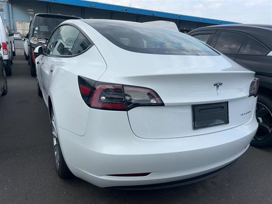 2021 Tesla Model thumbnail