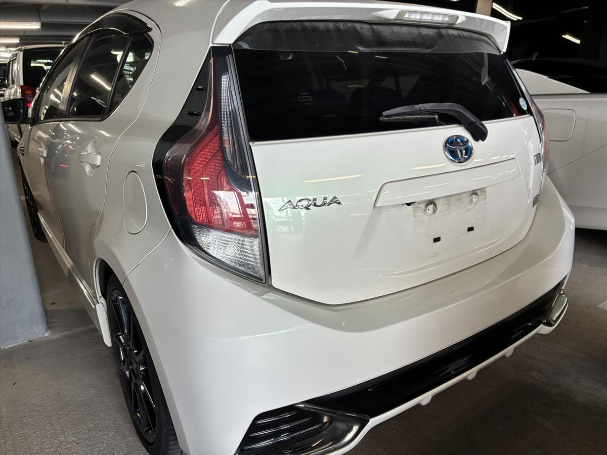 2015 Toyota Aqua thumbnail