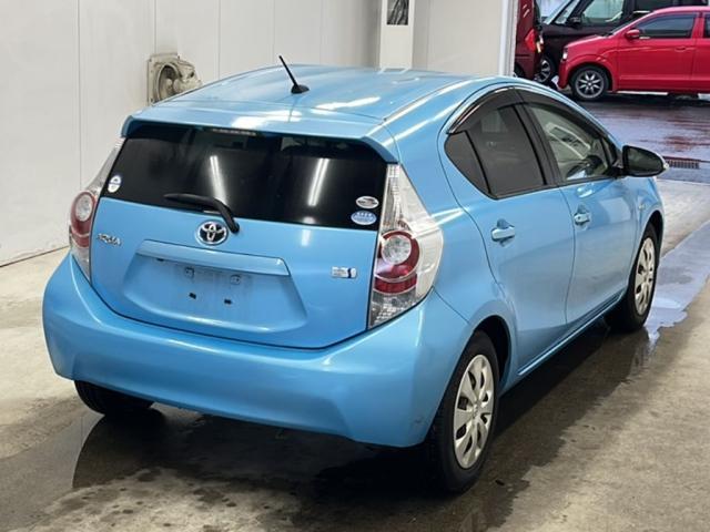 2012 Toyota Aqua thumbnail