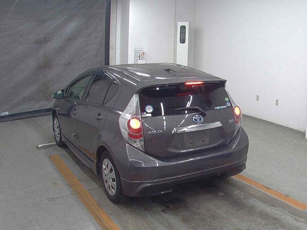 2013 Toyota Aqua thumbnail