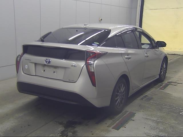 2016 Toyota Prius thumbnail