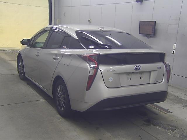 2016 Toyota Prius thumbnail
