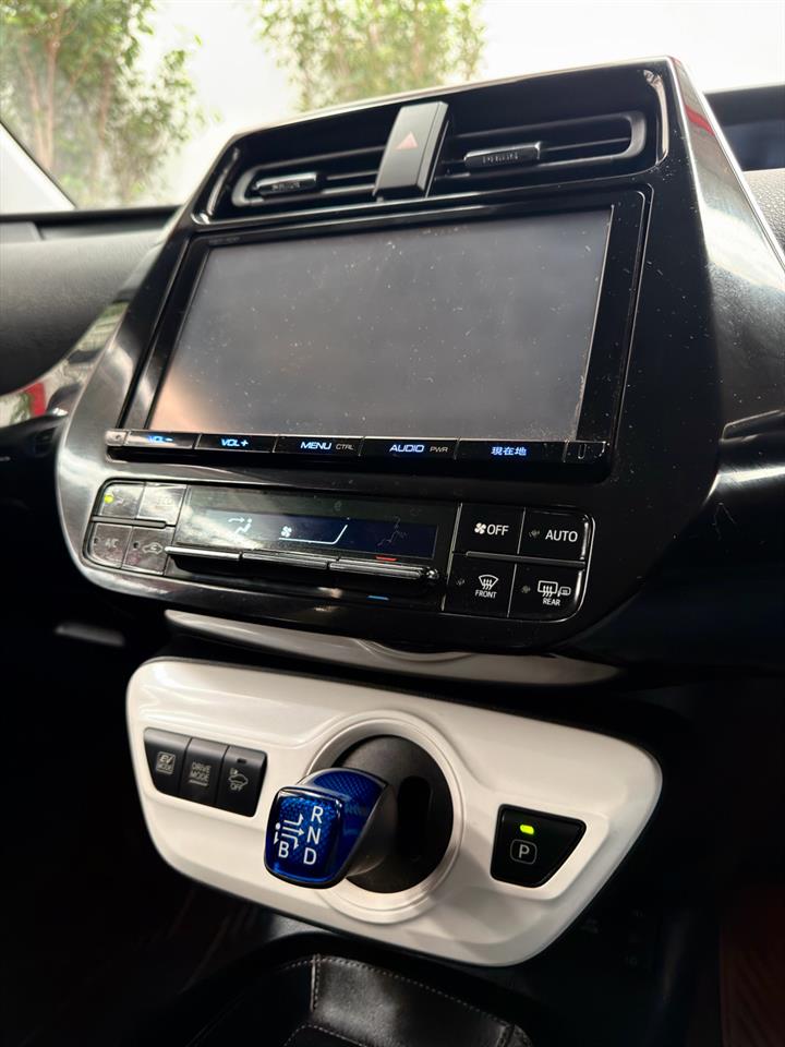2016 Toyota Prius thumbnail
