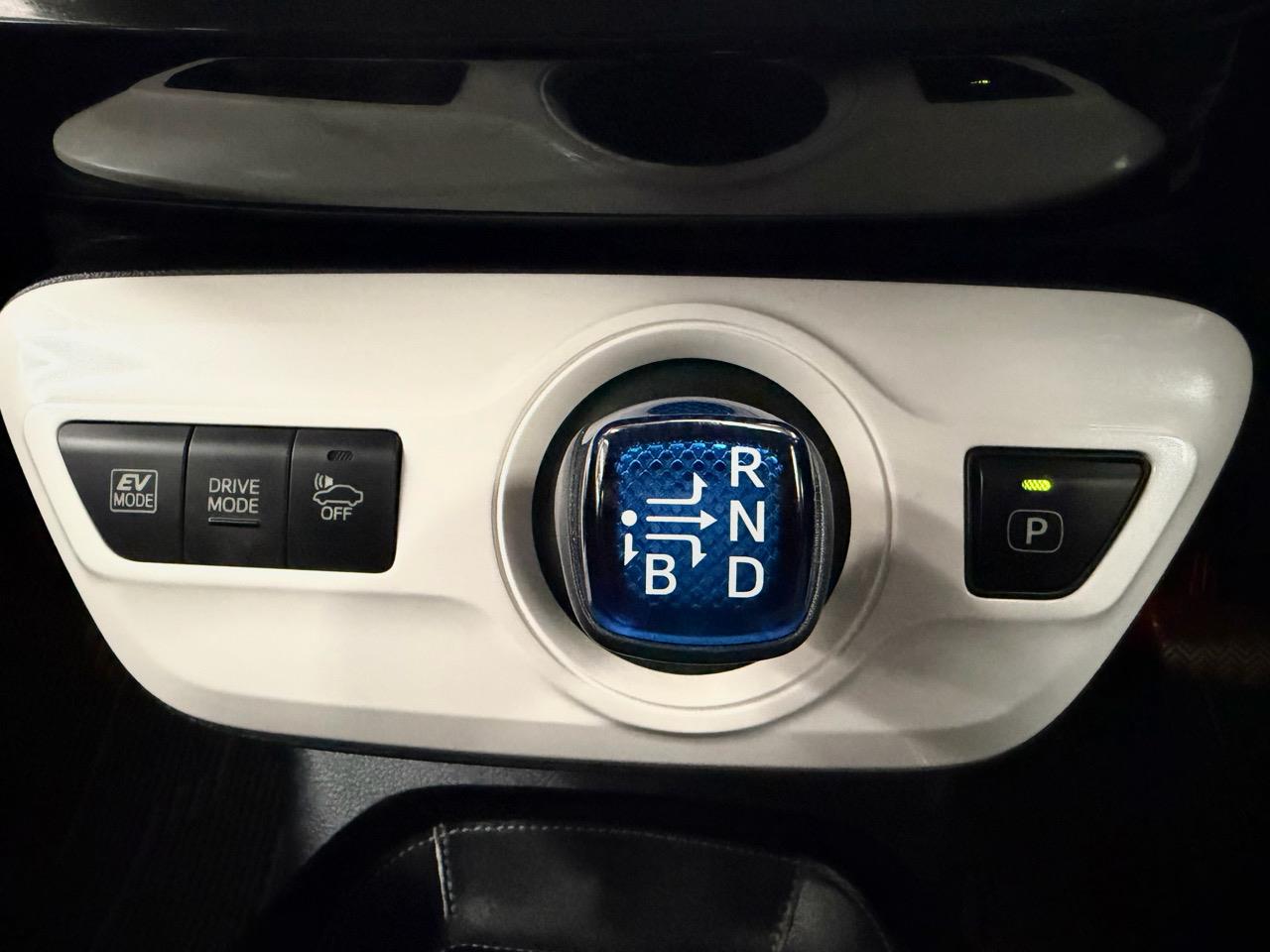 2016 Toyota Prius thumbnail