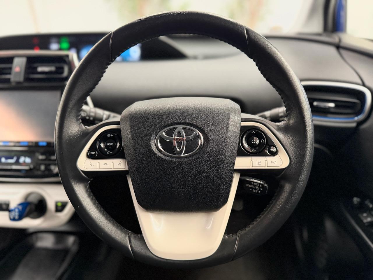 2016 Toyota Prius thumbnail