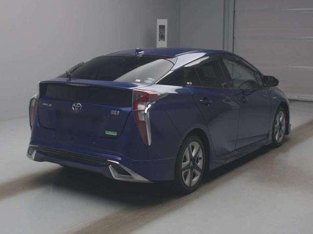 2016 Toyota Prius thumbnail
