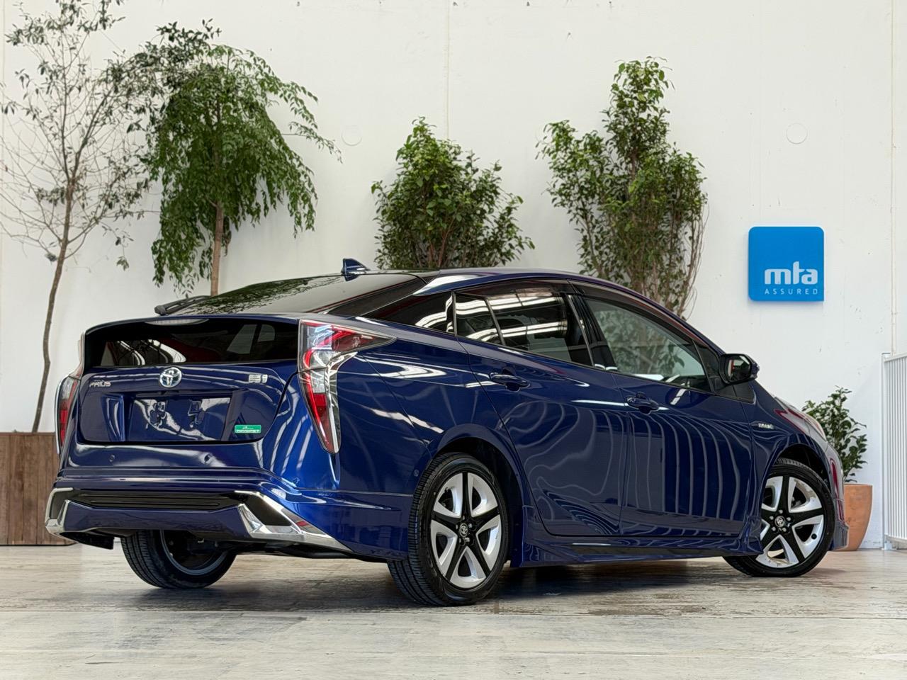 2016 Toyota Prius thumbnail