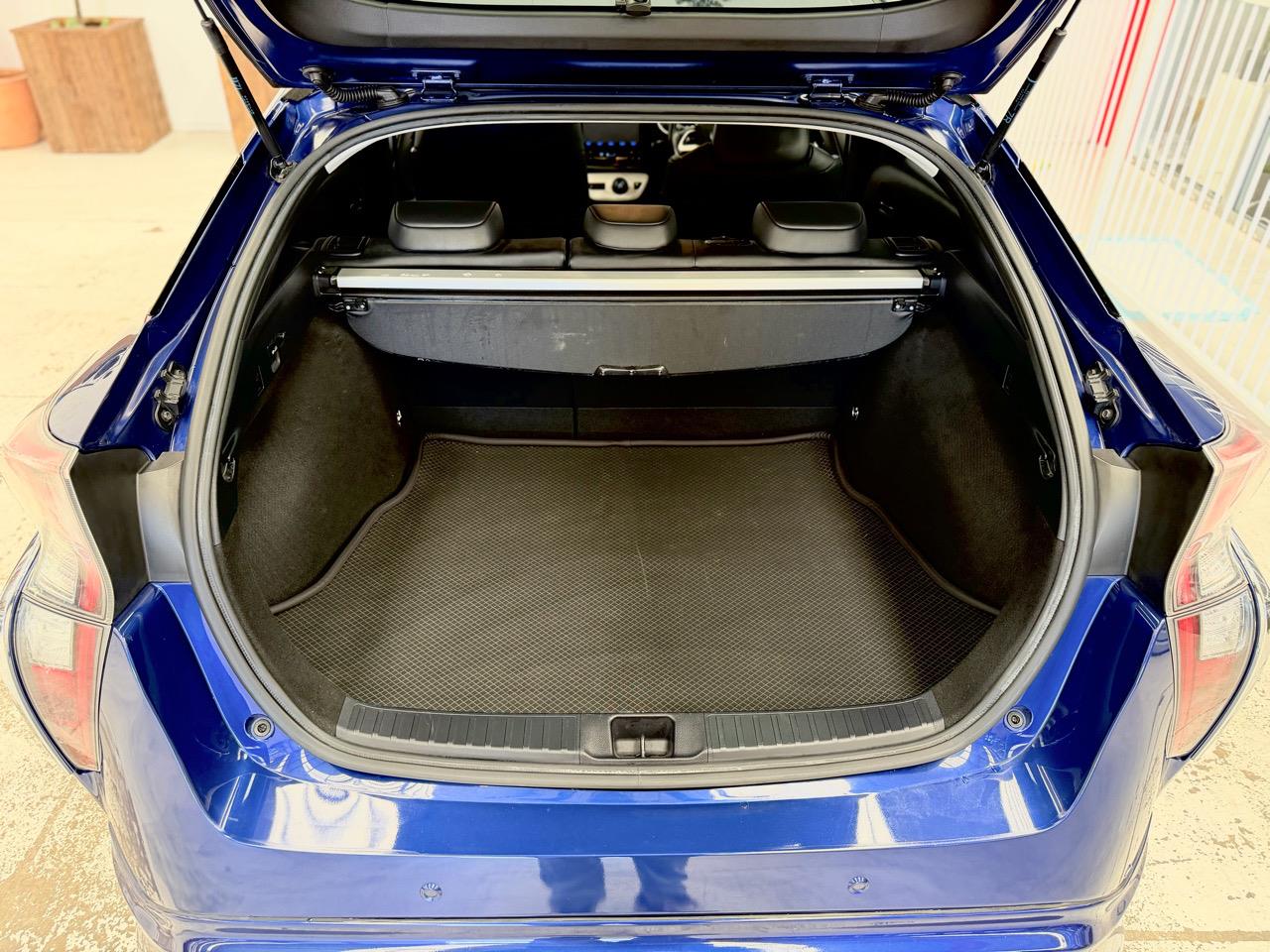 2016 Toyota Prius thumbnail