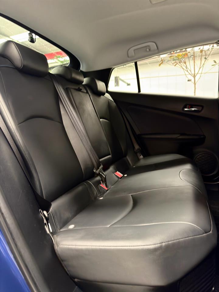 2016 Toyota Prius thumbnail