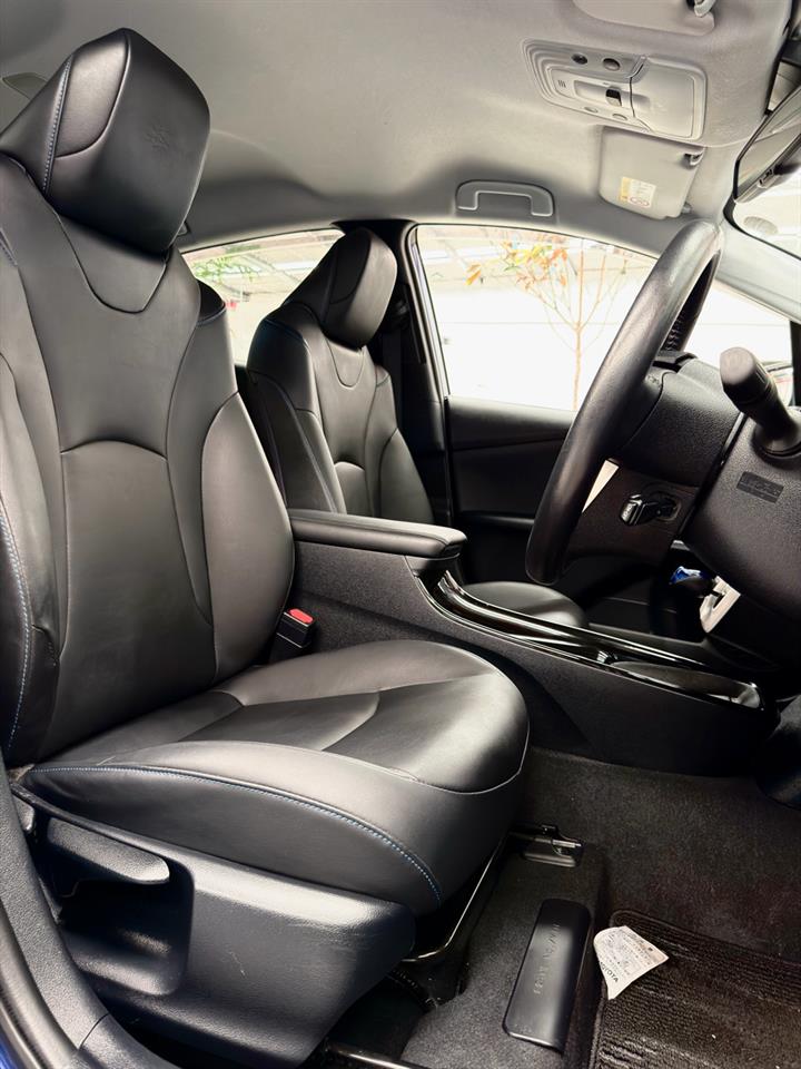 2016 Toyota Prius thumbnail
