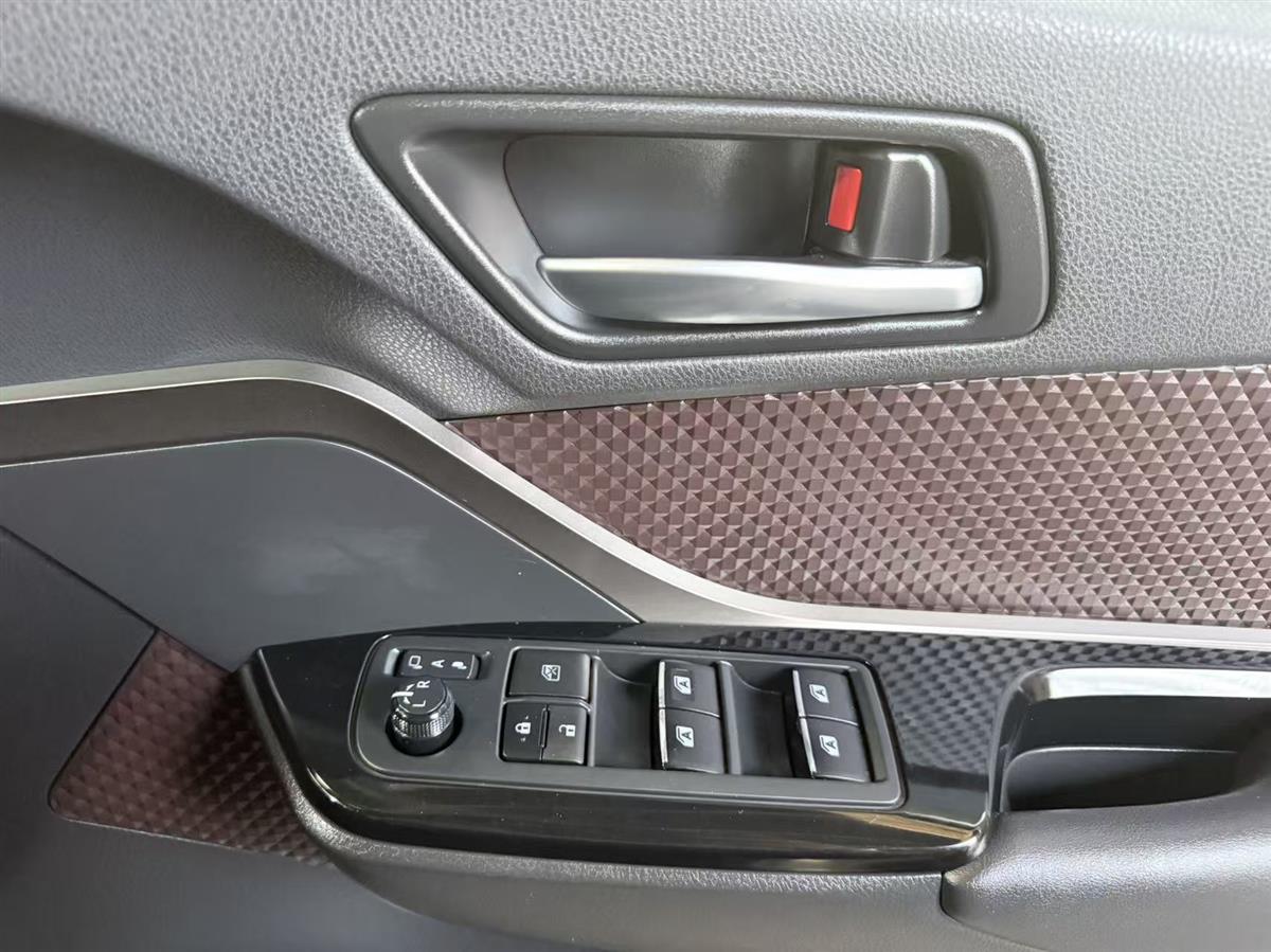2017 Toyota C-HR thumbnail