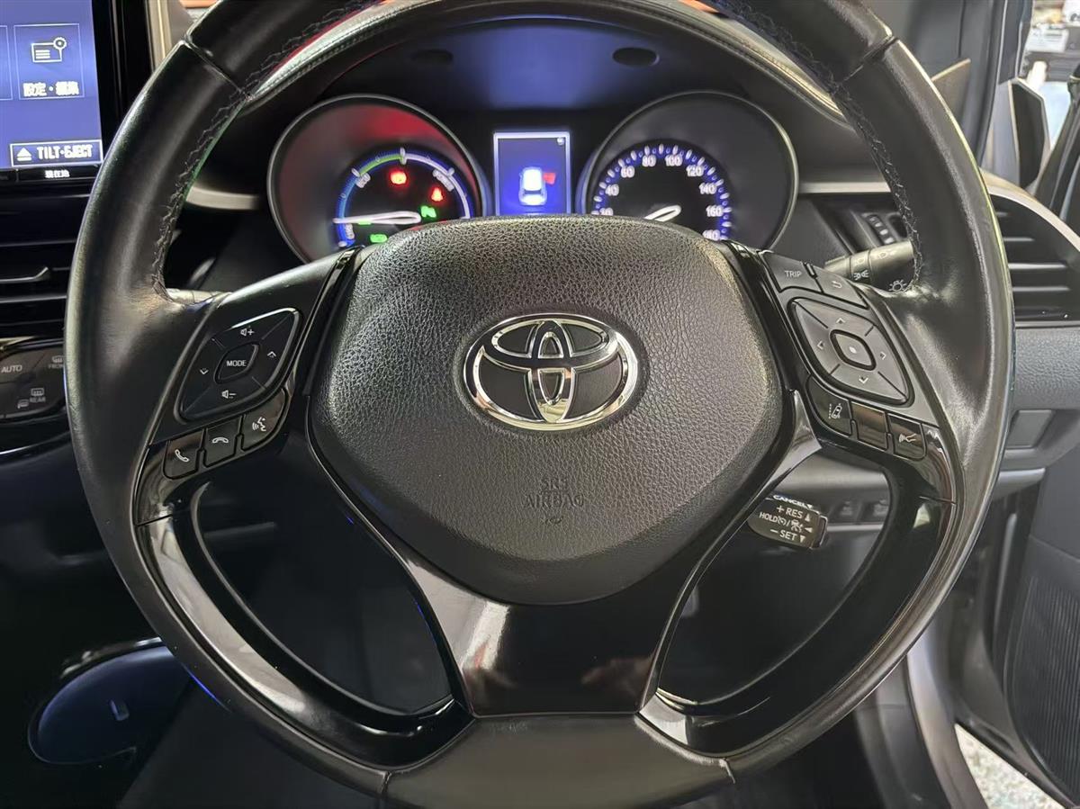 2017 Toyota C-HR thumbnail