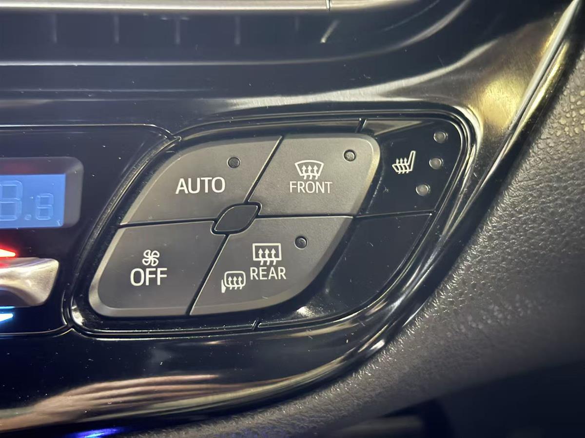 2017 Toyota C-HR thumbnail