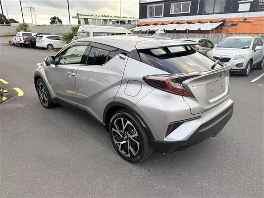 2017 Toyota C-HR thumbnail