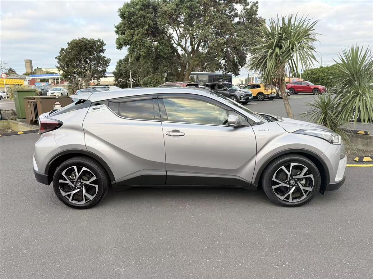 2017 Toyota C-HR thumbnail