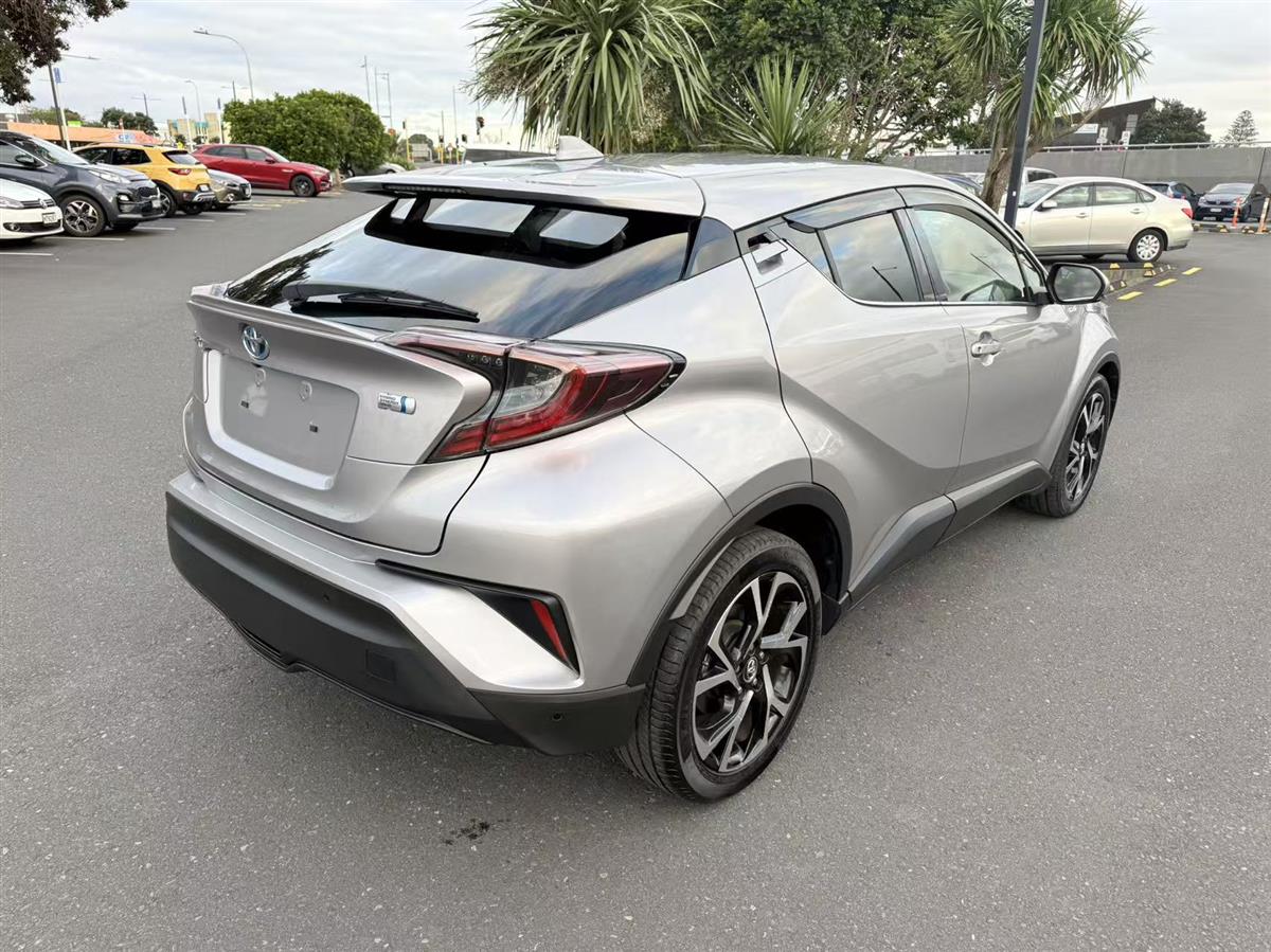 2017 Toyota C-HR thumbnail