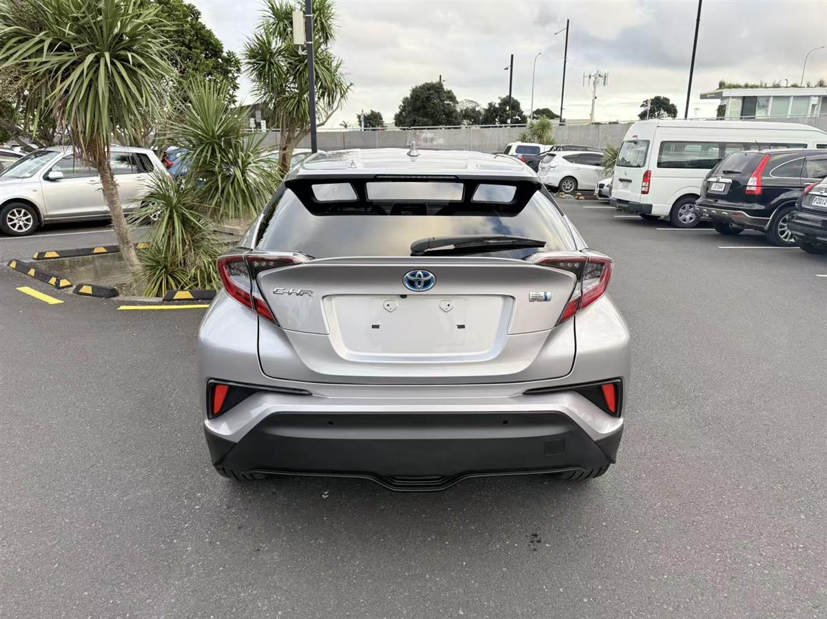 2017 Toyota C-HR thumbnail
