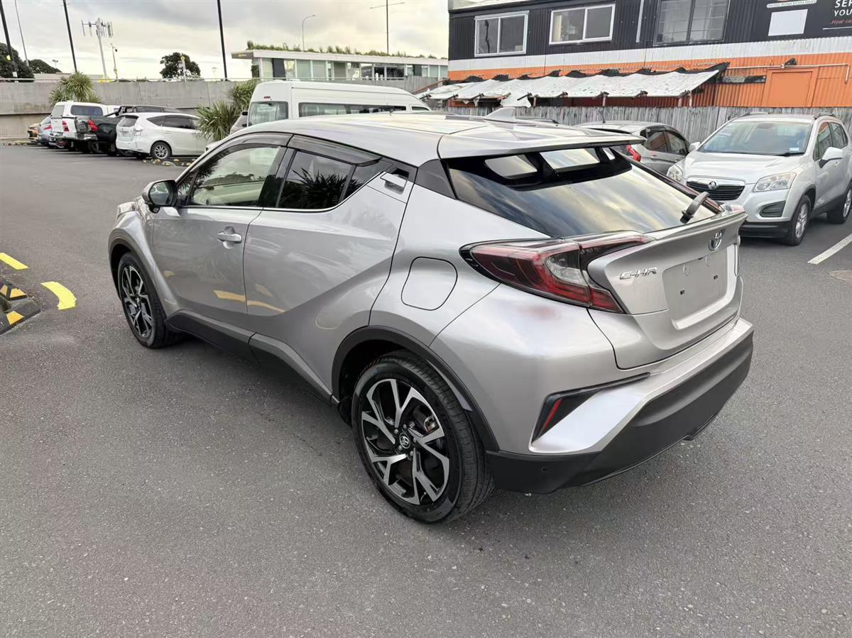 2017 Toyota C-HR thumbnail