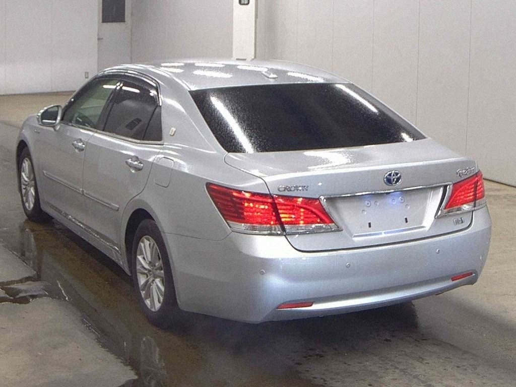 2013 Toyota Crown thumbnail